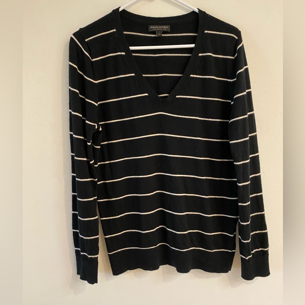 Banana Republic 100% merino wool V neck sweater